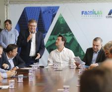 Governador Carlos Massa Ratinho Junior assina os contratos para a construção de 872 casas populares em 15 municípios paranaenses. Participaram da solenidade: presidente da Cohapar, Jorge Lange, secretários, prefeitos, empresários e lideranças dos municípios beneficiados.