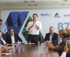 Governador Carlos Massa Ratinho Junior assina os contratos para a construção de 872 casas populares em 15 municípios paranaenses. Participaram da solenidade: presidente da Cohapar, Jorge Lange, secretários, prefeitos, empresários e lideranças dos municípios beneficiados.