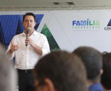 Governador Carlos Massa Ratinho Junior assina os contratos para a construção de 872 casas populares em 15 municípios paranaenses. Participaram da solenidade: presidente da Cohapar, Jorge Lange, secretários, prefeitos, empresários e lideranças dos municípios beneficiados.
