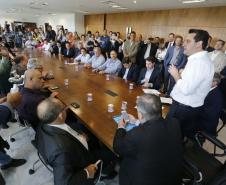 Governador Carlos Massa Ratinho Junior assina os contratos para a construção de 872 casas populares em 15 municípios paranaenses. Participaram da solenidade: presidente da Cohapar, Jorge Lange, secretários, prefeitos, empresários e lideranças dos municípios beneficiados.
