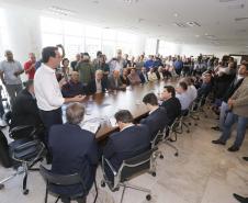 Governador Carlos Massa Ratinho Junior assina os contratos para a construção de 872 casas populares em 15 municípios paranaenses. Participaram da solenidade: presidente da Cohapar, Jorge Lange, secretários, prefeitos, empresários e lideranças dos municípios beneficiados.