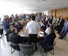 Governador Carlos Massa Ratinho Junior assina os contratos para a construção de 872 casas populares em 15 municípios paranaenses. Participaram da solenidade: presidente da Cohapar, Jorge Lange, secretários, prefeitos, empresários e lideranças dos municípios beneficiados.
