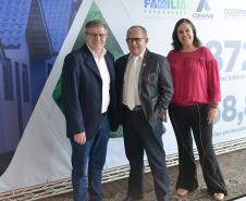 O governador Carlos Massa Ratinho Junior assinou nesta quinta-feira (14) contratos para a construção de 872 novas moradias populares em 15 municípios paranaenses. Os projetos foram desenvolvidos em diferentes programas coordenados pela Companhia de Habitação do Paraná (Cohapar), em parceria com as prefeituras e receberão investimentos de R$ 68,8 milhões.