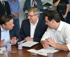 O governador Carlos Massa Ratinho Junior assinou nesta quinta-feira (14) contratos para a construção de 872 novas moradias populares em 15 municípios paranaenses. Os projetos foram desenvolvidos em diferentes programas coordenados pela Companhia de Habitação do Paraná (Cohapar), em parceria com as prefeituras e receberão investimentos de R$ 68,8 milhões.