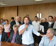 O governador Carlos Massa Ratinho Junior assinou nesta quinta-feira (14) contratos para a construção de 872 novas moradias populares em 15 municípios paranaenses. Os projetos foram desenvolvidos em diferentes programas coordenados pela Companhia de Habitação do Paraná (Cohapar), em parceria com as prefeituras e receberão investimentos de R$ 68,8 milhões.