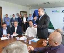O governador Carlos Massa Ratinho Junior assinou nesta quinta-feira (14) contratos para a construção de 872 novas moradias populares em 15 municípios paranaenses. Os projetos foram desenvolvidos em diferentes programas coordenados pela Companhia de Habitação do Paraná (Cohapar), em parceria com as prefeituras e receberão investimentos de R$ 68,8 milhões.