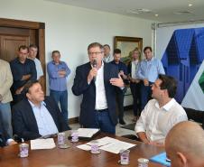 O governador Carlos Massa Ratinho Junior assinou nesta quinta-feira (14) contratos para a construção de 872 novas moradias populares em 15 municípios paranaenses. Os projetos foram desenvolvidos em diferentes programas coordenados pela Companhia de Habitação do Paraná (Cohapar), em parceria com as prefeituras e receberão investimentos de R$ 68,8 milhões.