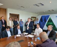 O governador Carlos Massa Ratinho Junior assinou nesta quinta-feira (14) contratos para a construção de 872 novas moradias populares em 15 municípios paranaenses. Os projetos foram desenvolvidos em diferentes programas coordenados pela Companhia de Habitação do Paraná (Cohapar), em parceria com as prefeituras e receberão investimentos de R$ 68,8 milhões.