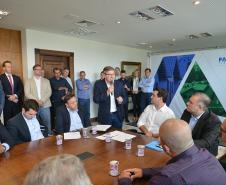 O governador Carlos Massa Ratinho Junior assinou nesta quinta-feira (14) contratos para a construção de 872 novas moradias populares em 15 municípios paranaenses. Os projetos foram desenvolvidos em diferentes programas coordenados pela Companhia de Habitação do Paraná (Cohapar), em parceria com as prefeituras e receberão investimentos de R$ 68,8 milhões.