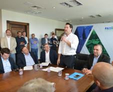 O governador Carlos Massa Ratinho Junior assinou nesta quinta-feira (14) contratos para a construção de 872 novas moradias populares em 15 municípios paranaenses. Os projetos foram desenvolvidos em diferentes programas coordenados pela Companhia de Habitação do Paraná (Cohapar), em parceria com as prefeituras e receberão investimentos de R$ 68,8 milhões.