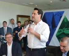 O governador Carlos Massa Ratinho Junior assinou nesta quinta-feira (14) contratos para a construção de 872 novas moradias populares em 15 municípios paranaenses. Os projetos foram desenvolvidos em diferentes programas coordenados pela Companhia de Habitação do Paraná (Cohapar), em parceria com as prefeituras e receberão investimentos de R$ 68,8 milhões.