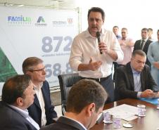 O governador Carlos Massa Ratinho Junior assinou nesta quinta-feira (14) contratos para a construção de 872 novas moradias populares em 15 municípios paranaenses. Os projetos foram desenvolvidos em diferentes programas coordenados pela Companhia de Habitação do Paraná (Cohapar), em parceria com as prefeituras e receberão investimentos de R$ 68,8 milhões.