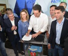 O governador Carlos Massa Ratinho Junior assinou nesta quinta-feira (14) contratos para a construção de 872 novas moradias populares em 15 municípios paranaenses. Os projetos foram desenvolvidos em diferentes programas coordenados pela Companhia de Habitação do Paraná (Cohapar), em parceria com as prefeituras e receberão investimentos de R$ 68,8 milhões.