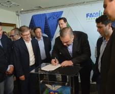 O governador Carlos Massa Ratinho Junior assinou nesta quinta-feira (14) contratos para a construção de 872 novas moradias populares em 15 municípios paranaenses. Os projetos foram desenvolvidos em diferentes programas coordenados pela Companhia de Habitação do Paraná (Cohapar), em parceria com as prefeituras e receberão investimentos de R$ 68,8 milhões.