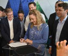 O governador Carlos Massa Ratinho Junior assinou nesta quinta-feira (14) contratos para a construção de 872 novas moradias populares em 15 municípios paranaenses. Os projetos foram desenvolvidos em diferentes programas coordenados pela Companhia de Habitação do Paraná (Cohapar), em parceria com as prefeituras e receberão investimentos de R$ 68,8 milhões.