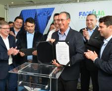 O governador Carlos Massa Ratinho Junior assinou nesta quinta-feira (14) contratos para a construção de 872 novas moradias populares em 15 municípios paranaenses. Os projetos foram desenvolvidos em diferentes programas coordenados pela Companhia de Habitação do Paraná (Cohapar), em parceria com as prefeituras e receberão investimentos de R$ 68,8 milhões.