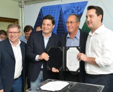 O governador Carlos Massa Ratinho Junior assinou nesta quinta-feira (14) contratos para a construção de 872 novas moradias populares em 15 municípios paranaenses. Os projetos foram desenvolvidos em diferentes programas coordenados pela Companhia de Habitação do Paraná (Cohapar), em parceria com as prefeituras e receberão investimentos de R$ 68,8 milhões.