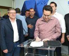 O governador Carlos Massa Ratinho Junior assinou nesta quinta-feira (14) contratos para a construção de 872 novas moradias populares em 15 municípios paranaenses. Os projetos foram desenvolvidos em diferentes programas coordenados pela Companhia de Habitação do Paraná (Cohapar), em parceria com as prefeituras e receberão investimentos de R$ 68,8 milhões.