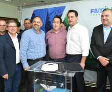 O governador Carlos Massa Ratinho Junior assinou nesta quinta-feira (14) contratos para a construção de 872 novas moradias populares em 15 municípios paranaenses. Os projetos foram desenvolvidos em diferentes programas coordenados pela Companhia de Habitação do Paraná (Cohapar), em parceria com as prefeituras e receberão investimentos de R$ 68,8 milhões.