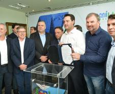 O governador Carlos Massa Ratinho Junior assinou nesta quinta-feira (14) contratos para a construção de 872 novas moradias populares em 15 municípios paranaenses. Os projetos foram desenvolvidos em diferentes programas coordenados pela Companhia de Habitação do Paraná (Cohapar), em parceria com as prefeituras e receberão investimentos de R$ 68,8 milhões.