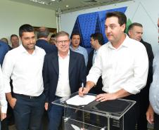 O governador Carlos Massa Ratinho Junior assinou nesta quinta-feira (14) contratos para a construção de 872 novas moradias populares em 15 municípios paranaenses. Os projetos foram desenvolvidos em diferentes programas coordenados pela Companhia de Habitação do Paraná (Cohapar), em parceria com as prefeituras e receberão investimentos de R$ 68,8 milhões.