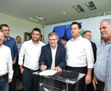 O governador Carlos Massa Ratinho Junior assinou nesta quinta-feira (14) contratos para a construção de 872 novas moradias populares em 15 municípios paranaenses. Os projetos foram desenvolvidos em diferentes programas coordenados pela Companhia de Habitação do Paraná (Cohapar), em parceria com as prefeituras e receberão investimentos de R$ 68,8 milhões.