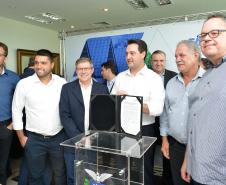 O governador Carlos Massa Ratinho Junior assinou nesta quinta-feira (14) contratos para a construção de 872 novas moradias populares em 15 municípios paranaenses. Os projetos foram desenvolvidos em diferentes programas coordenados pela Companhia de Habitação do Paraná (Cohapar), em parceria com as prefeituras e receberão investimentos de R$ 68,8 milhões.