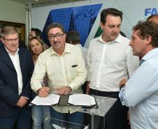 O governador Carlos Massa Ratinho Junior assinou nesta quinta-feira (14) contratos para a construção de 872 novas moradias populares em 15 municípios paranaenses. Os projetos foram desenvolvidos em diferentes programas coordenados pela Companhia de Habitação do Paraná (Cohapar), em parceria com as prefeituras e receberão investimentos de R$ 68,8 milhões.