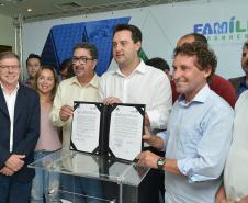 O governador Carlos Massa Ratinho Junior assinou nesta quinta-feira (14) contratos para a construção de 872 novas moradias populares em 15 municípios paranaenses. Os projetos foram desenvolvidos em diferentes programas coordenados pela Companhia de Habitação do Paraná (Cohapar), em parceria com as prefeituras e receberão investimentos de R$ 68,8 milhões.