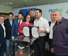 O governador Carlos Massa Ratinho Junior assinou nesta quinta-feira (14) contratos para a construção de 872 novas moradias populares em 15 municípios paranaenses. Os projetos foram desenvolvidos em diferentes programas coordenados pela Companhia de Habitação do Paraná (Cohapar), em parceria com as prefeituras e receberão investimentos de R$ 68,8 milhões.