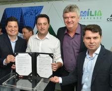 O governador Carlos Massa Ratinho Junior assinou nesta quinta-feira (14) contratos para a construção de 872 novas moradias populares em 15 municípios paranaenses. Os projetos foram desenvolvidos em diferentes programas coordenados pela Companhia de Habitação do Paraná (Cohapar), em parceria com as prefeituras e receberão investimentos de R$ 68,8 milhões.