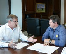 Com o objetivo de dar continuidade a um projeto para a construção de 72 casas populares, o prefeito de Capitão Leônidas Marques, Claudiomiro Quadri, visitou a sede da Cohapar, em Curitiba, nesta segunda-feira (25). Ele foi recebido pelo presidente da empresa, Jorge Lange, que passou orientações ao gestor municipal sobre os programas habitacionais do Governo do Estado.