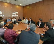 Um grupo de prefeitos de 11 municípios das regiões Noroeste e Centro-Oeste do Paraná participou nesta segunda-feira (25) de uma visita à sede da Cohapar, em Curitiba, com o intuito de conhecer as propostas da nova gestão estadual para o setor de habitação popular. A reunião foi acompanhada pelo presidente da companhia, Jorge Lange, e o secretário de Estado do Desenvolvimento Sustentável e Turismo, Márcio Nunes.