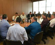 Um grupo de prefeitos de 11 municípios das regiões Noroeste e Centro-Oeste do Paraná participou nesta segunda-feira (25) de uma visita à sede da Cohapar, em Curitiba, com o intuito de conhecer as propostas da nova gestão estadual para o setor de habitação popular. A reunião foi acompanhada pelo presidente da companhia, Jorge Lange, e o secretário de Estado do Desenvolvimento Sustentável e Turismo, Márcio Nunes.