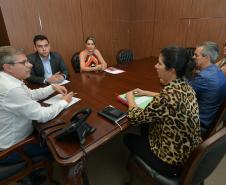 Um grupo de secretários municipais de Campina da Lagoa, cidade da região Centro-Oeste do Paraná, esteve na Cohapar nesta segunda-feira (26) para fazer um acompanhamento dos projetos habitacionais que estão sendo desenvolvidos para a localidade. Eles foram atendidos pelo presidente da companhia, Jorge Lange, que os atualizou sobre a situação dos programas coordenados pelo Governo do Estado.