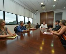 Um grupo de secretários municipais de Campina da Lagoa, cidade da região Centro-Oeste do Paraná, esteve na Cohapar nesta segunda-feira (26) para fazer um acompanhamento dos projetos habitacionais que estão sendo desenvolvidos para a localidade. Eles foram atendidos pelo presidente da companhia, Jorge Lange, que os atualizou sobre a situação dos programas coordenados pelo Governo do Estado.