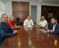 O presidente da Cohapar, Jorge Lange, recebeu nesta quarta-feira (27) a visita do prefeito de Tupãssi, Ailton Caeiro (Ito). Os dois conversaram sobre a perspectiva do firmamento de parcerias entre o Governo do Estado e a administração municipal para a construção de novas casas populares na localidade, que fica na região Oeste do Paraná.
