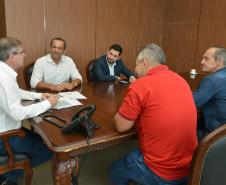 O presidente da Cohapar, Jorge Lange, recebeu nesta quarta-feira (27) a visita do prefeito de Tupãssi, Ailton Caeiro (Ito). Os dois conversaram sobre a perspectiva do firmamento de parcerias entre o Governo do Estado e a administração municipal para a construção de novas casas populares na localidade, que fica na região Oeste do Paraná.
