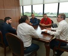O presidente da Cohapar, Jorge Lange, recebeu nesta quarta-feira (27) a visita do prefeito de Tupãssi, Ailton Caeiro (Ito). Os dois conversaram sobre a perspectiva do firmamento de parcerias entre o Governo do Estado e a administração municipal para a construção de novas casas populares na localidade, que fica na região Oeste do Paraná.