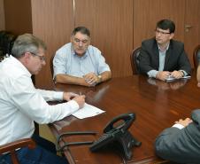 Com o intuito de conhecer de forma detalhada os programas habitacionais do Governo do Estado, o prefeito de Piraí do Sul, José Sandrini, visitou a sede da Cohapar ,em Curitiba, nesta quarta-feira (27). Ele foi recebido pelo presidente da companhia, Jorge Lange, que o orientou sobre as linhas de financiamento disponíveis e as contrapartidas necessárias da administração municipal.