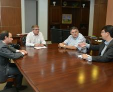 Com o intuito de conhecer de forma detalhada os programas habitacionais do Governo do Estado, o prefeito de Piraí do Sul, José Sandrini, visitou a sede da Cohapar ,em Curitiba, nesta quarta-feira (27). Ele foi recebido pelo presidente da companhia, Jorge Lange, que o orientou sobre as linhas de financiamento disponíveis e as contrapartidas necessárias da administração municipal.
