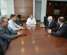 O presidente da Cohapar, Jorge Lange, e o prefeito de Nova Esperança, Moacir Olivatti, estiveram reunidos nesta terça-feira (2) na sede da empresa, em Curitiba, para tratar da ampliação das parcerias entre os órgãos na construção de casas populares. Atualmente, 133 imóveis estão em fase avançada de obras na cidade e o objetivo da administração municipal é viabilizar a construção de outras 137 moradias.