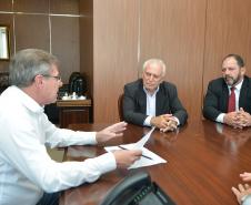 O presidente da Cohapar, Jorge Lange, e o prefeito de Nova Esperança, Moacir Olivatti, estiveram reunidos nesta terça-feira (2) na sede da empresa, em Curitiba, para tratar da ampliação das parcerias entre os órgãos na construção de casas populares. Atualmente, 133 imóveis estão em fase avançada de obras na cidade e o objetivo da administração municipal é viabilizar a construção de outras 137 moradias.