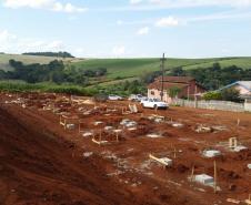 Representantes da Cohapar e da Prefeitura de Manoel Ribas vistoriaram nesta terça-feira (2) as obras de construção de 20 casas populares no município, na região Central do Paraná. O empreendimento começou a ser construído em 26 de março, após a assinatura do contrato pelo governador Carlos Massa Ratinho Junior, que liberou cerca de R$ 1,2 milhão para financiamento do empreendimento.