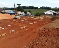 Representantes da Cohapar e da Prefeitura de Manoel Ribas vistoriaram nesta terça-feira (2) as obras de construção de 20 casas populares no município, na região Central do Paraná. O empreendimento começou a ser construído em 26 de março, após a assinatura do contrato pelo governador Carlos Massa Ratinho Junior, que liberou cerca de R$ 1,2 milhão para financiamento do empreendimento.