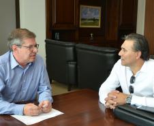 O prefeito e Boa Vista da Aparecida, Leonir dos Santos, esteve nesta quarta-feira (3) na sede da Cohapar, em Curitiba, para tratar de novos projetos habitacionais para o município, na região Oeste do Paraná. Ele foi recebido pelo presidente da empresa, Jorge Lange, que o orientou sobre as perspectivas de investimentos para o setor em nível nacional e estadual.