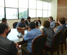 A prefeita de Colombo, Beti Pavin, esteve na sede da Cohapar nesta quarta-feira (3) para tratar do processo de regularização fundiária da Vila Zumbi dos Palmares. Em reunião com o presidente da empresa, Jorge Lange, foi determinado que os técnicos da companhia dessem prioridade ao trabalho para que a administração municipal possa oferecer serviços públicos mais próximos da população da região.