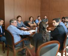 A prefeita de Colombo, Beti Pavin, esteve na sede da Cohapar nesta quarta-feira (3) para tratar do processo de regularização fundiária da Vila Zumbi dos Palmares. Em reunião com o presidente da empresa, Jorge Lange, foi determinado que os técnicos da companhia dessem prioridade ao trabalho para que a administração municipal possa oferecer serviços públicos mais próximos da população da região.