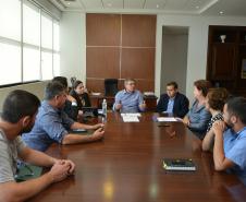A prefeita de Colombo, Beti Pavin, esteve na sede da Cohapar nesta quarta-feira (3) para tratar do processo de regularização fundiária da Vila Zumbi dos Palmares. Em reunião com o presidente da empresa, Jorge Lange, foi determinado que os técnicos da companhia dessem prioridade ao trabalho para que a administração municipal possa oferecer serviços públicos mais próximos da população da região.