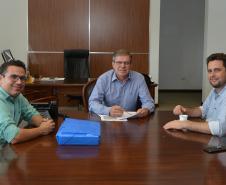 O presidente da Cohapar, Jorge Lange, recebeu nesta quarta-feira (3) a visita do prefeito de Itaguajé, Crisogono Junior (Juninho). O gestor municipal foi à sede da empresa, em Curitiba, para solicitar a contratação de novos empreendimentos habitacionais para o município.